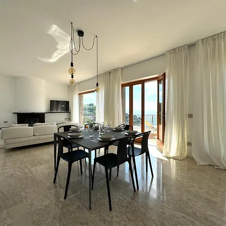 Modern And Elegant With A Spacious Sea View Terrace Overlooking Palmaria Island Bright Designer Interiors Fully Equipped Up To 6 Guests Private Parking Aircon The Comforts For A Perfect 公寓 韦内雷港