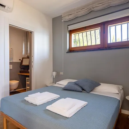 Exclusive Designer Facing Palmaria Island Spacious Scenic Terrace Bright Modern Interiors Fully Equipped Kitchen Air Conditioning Private Parking Up To 6 Guests *