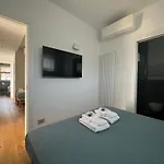 Modern And Elegant With A Spacious Sea View Terrace Overlooking Palmaria Island Bright Designer Interiors Fully Equipped Up To 6 Guests Private Parking Aircon The Comforts For A Perfect アパート ポルトヴェーネレ