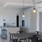 Modern And Elegant With A Spacious Sea View Terrace Overlooking Palmaria Island Bright Designer Interiors Fully Equipped Up To 6 Guests Private Parking Aircon The Comforts For A Perfect アパート ポルトヴェーネレ