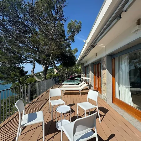 Exclusive Designer Facing Palmaria Island Spacious Scenic Terrace Bright Modern Interiors Fully Equipped Kitchen Air Conditioning Private Parking Up To 6 Guests *