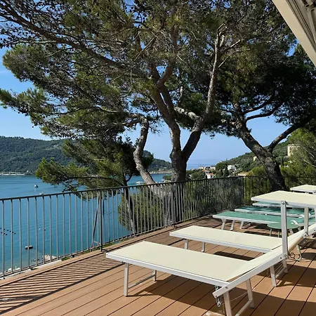 Exclusive Designer Facing Palmaria Island Spacious Scenic Terrace Bright Modern Interiors Fully Equipped Kitchen Air Conditioning Private Parking Up To 6 Guests דירה *