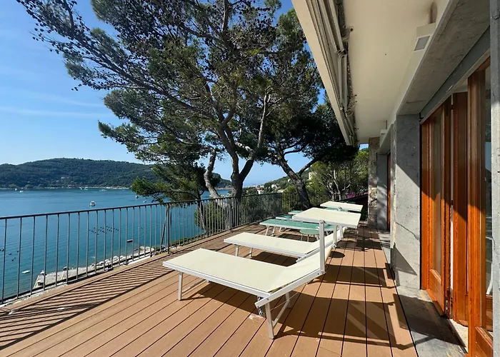 Modern And Elegant With A Spacious Sea View Terrace Overlooking Palmaria Island Bright Designer Interiors Fully Equipped Up To 6 Guests Private Parking Aircon The Comforts For A Perfect Appartamento *